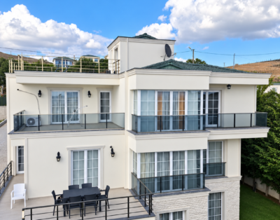 Villa With Garden – B1